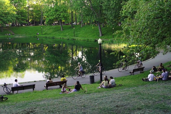 3Hr Montreal Architecture Bike Tour with regular or E-bikes Beer & wine included - Small Group Size, Safety, and Pacing That Can Make or Break It
