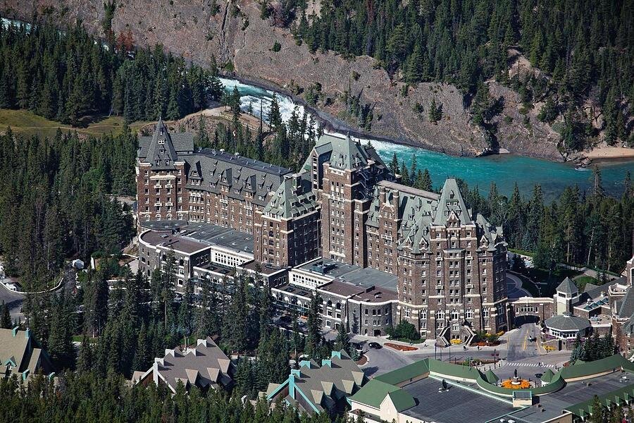 Airport Shuttle: Banff <---> Calgary - Local Tips in the Car, Without Turning It Into a Lecture