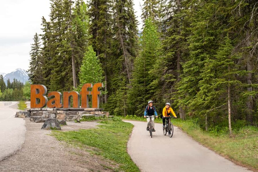 Banff 2-day: Lake Louise, Moraine Lake, Johnston Canyon tour - Banff Town: Your Time to Eat, Browse, and Reset
