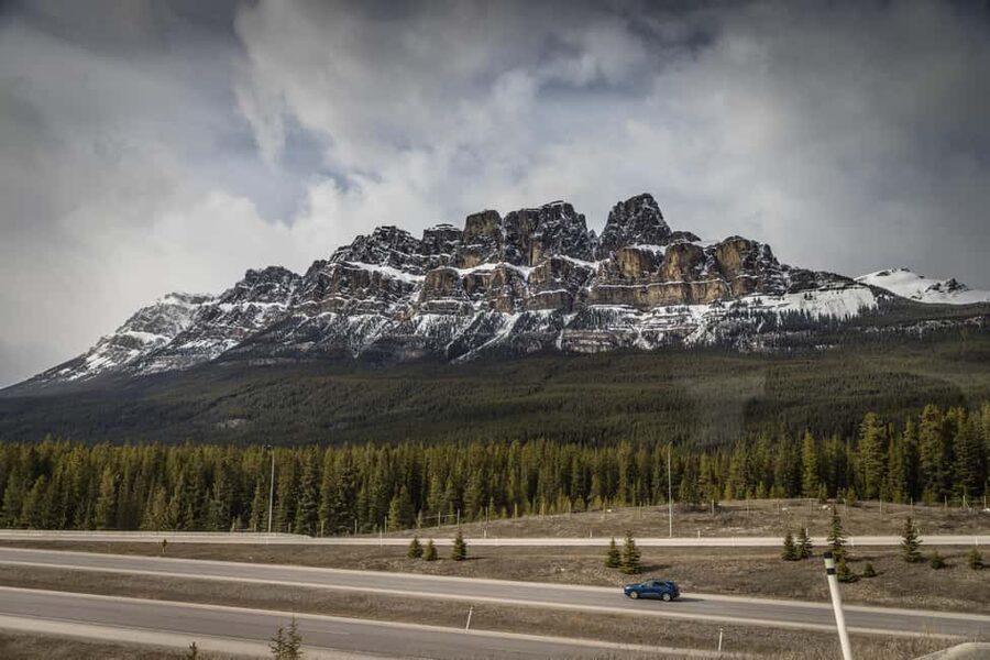 Banff: Explore Banff & Jasper National Parks (4-Days) - Your Icefields Parkway hostel stay, sauna time and a real group meal