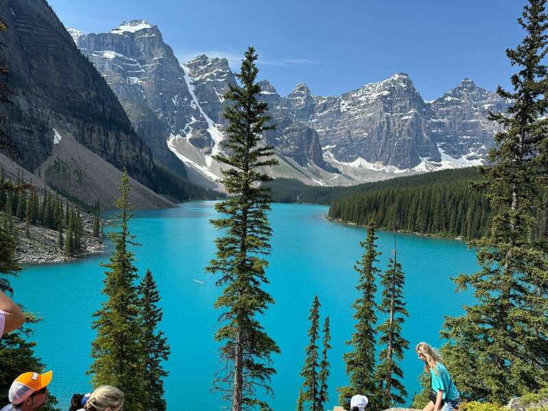Banff: Lake Louise, Moraine, Emerald & Johnston Canyon Tour - Lake Louise: why the timing matters