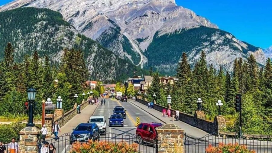 Banff: Lake Louise, Moraine, Emerald & Johnston Canyon Tour - Banff town walk and Vermilion Lakes views