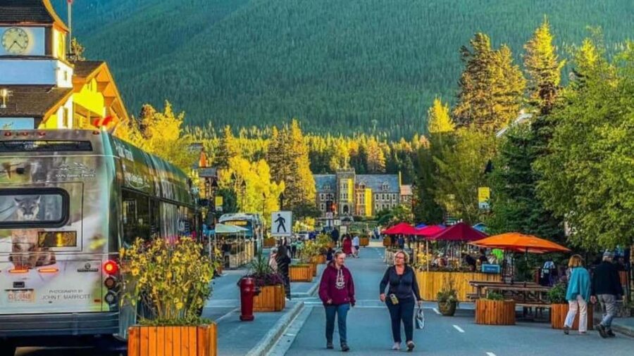 Banff. Moraine, Lake Louise ,Emerald & Johnston Canyon tour - What the guide adds, and why it shows up in reviews