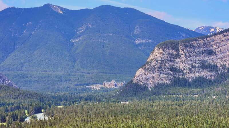 Banff Private Full-Day Tour Lake Louise, Gondola & more - Morant’s Curve: Mountains, Photo Angles, and the Train Moment