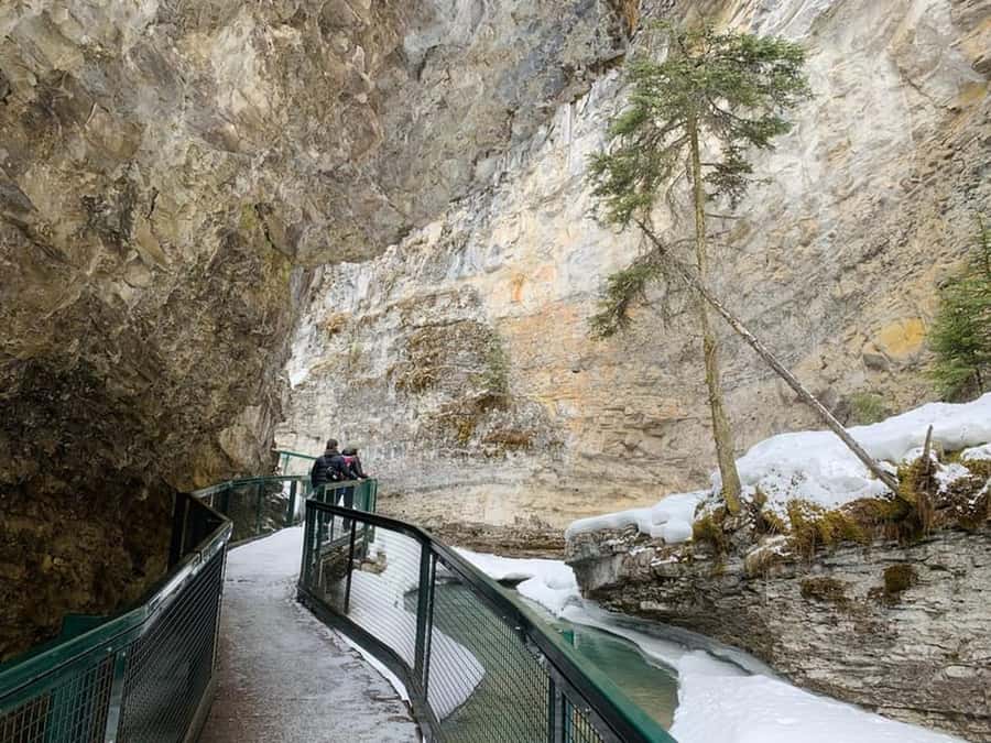 Banff town,Lake Louise, Moraine, Emerald & Johnston Canyon - Banff National Park, in one long day: what you are really buying