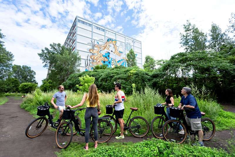 Bike/E-bike tour Plateau,MileEnd, Jean-Talon Market by Fitz - Jean-Talon Market break: the best place to snack, pause, and shop like a local