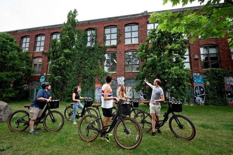 Bike/E-bike tour Plateau,MileEnd, Jean-Talon Market by Fitz - Plateau riding: bike paths, quiet lanes, and big street-art moments