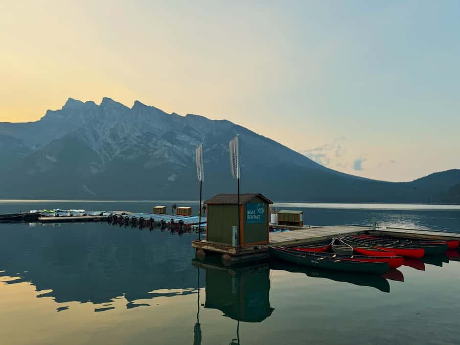 Calgary/Banff: Lake Louise, Minewanka & Johnston Canyon Trip - Guides and Drivers: Friendly Help That Makes the Day Easier