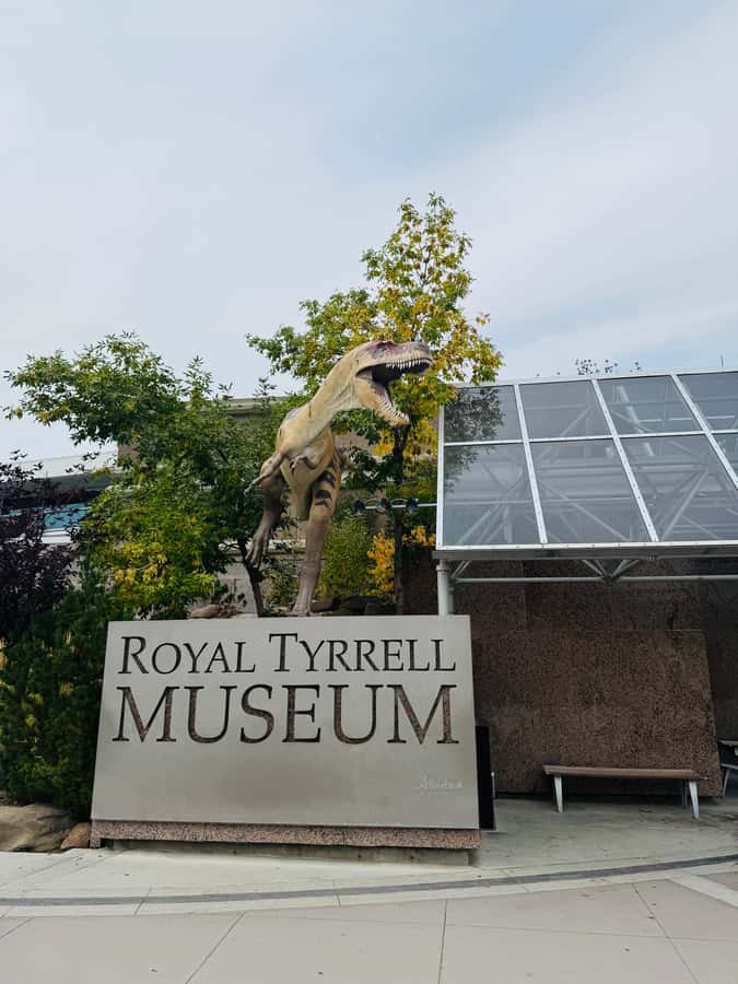 Calgary: Drumheller and Badlands Tour with Museum Entry - Horseshoe Canyon and the real meaning of photo stops