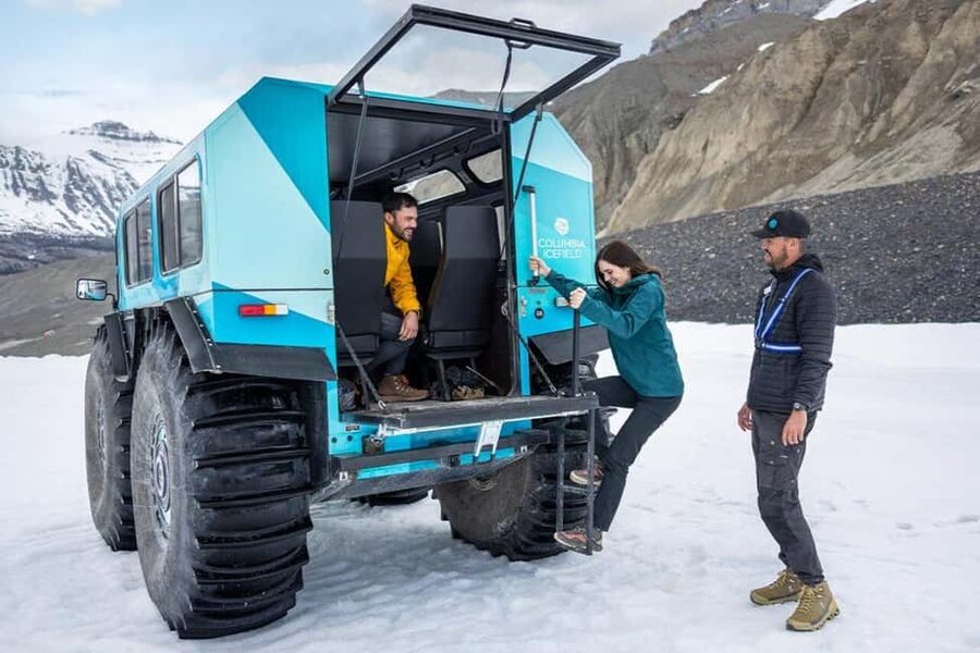 Calgary: Icefield Adventure, Skywalk and three Glaciers Tour - Bow Lake and Waterfowl Lake: where the color does the talking