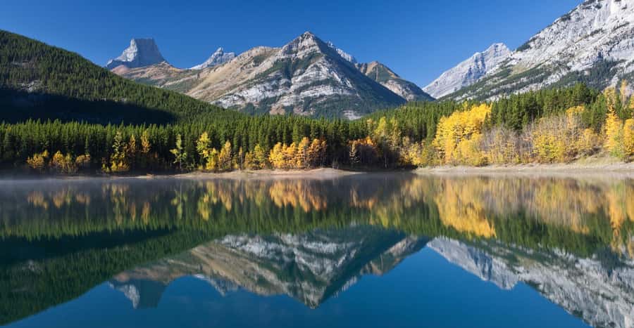 Calgary: Lake Louise, Emerald Lake, and Johnston Canyon Tour - Emerald Lake and Natural Bridge: Yoho’s dramatic contrast