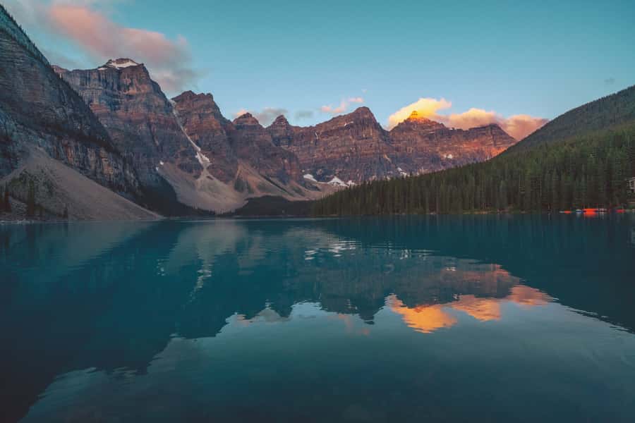 Calgary:Moraine Lake Sunrise & Lake Louise & Wildlife Safari - Bow Valley Parkway wildlife safari with small-group window viewing