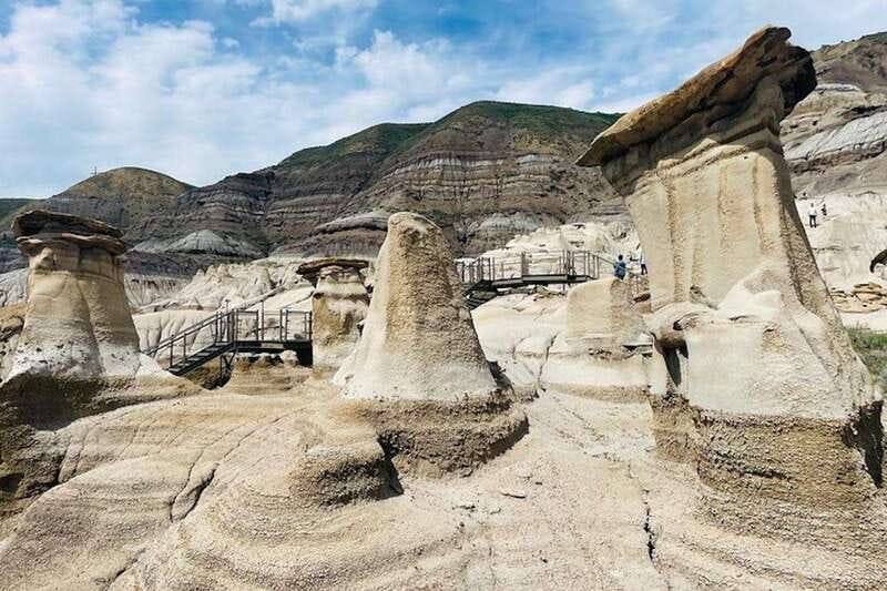 Day of Dinosaurs and Hoodoos From Calgary to the Badlands - Horseshoe Canyon in 40 minutes, a canyon walk that makes geology feel real
