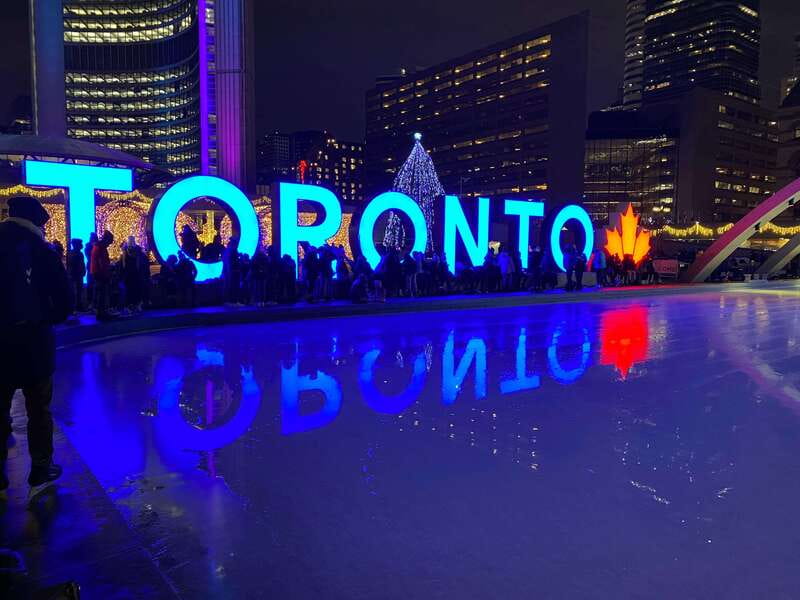 Downtown Toronto: Walking tour experience. English/Spanish - Toronto Island ferry stop seasonal for skyline breaks