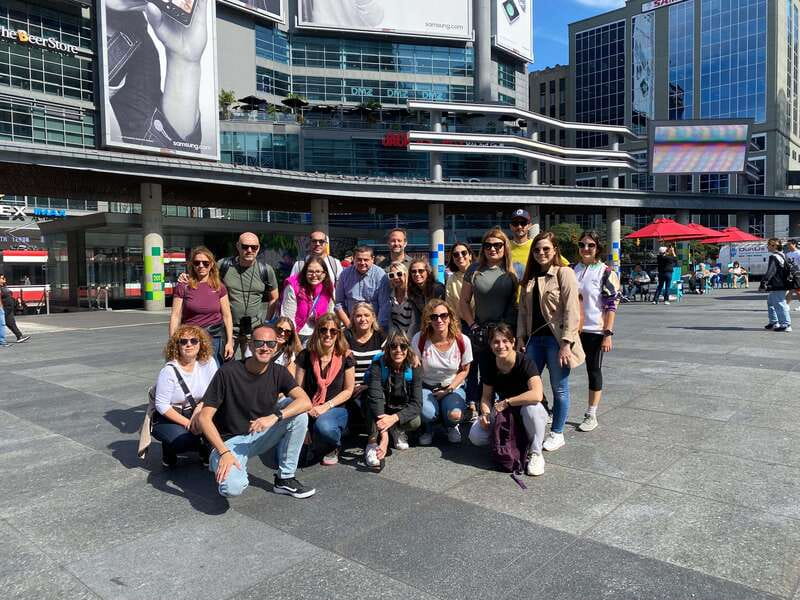Downtown Toronto: Walking tour experience. English/Spanish - Distillery District Cobblestones, Victorian-era charm, and photo pauses