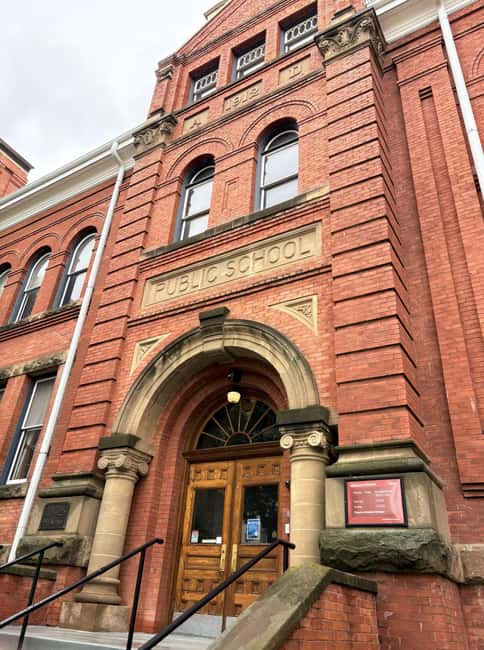 Edmonton: City Highlights Walking Tour | 3-Hour - Where the tour starts (and how to find your guide fast)