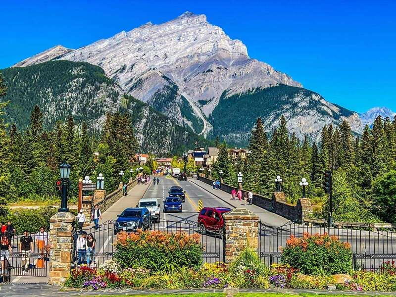 Emerald Lake, Moraine, Louise, Johnston Canyon & Banff Town - Emerald Lake in Yoho National Park: the day’s color change