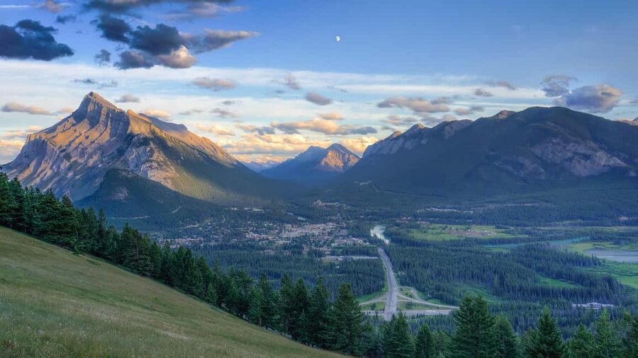 From Banff: Banff Wildlife & Scenic Highlights Premium Tour - A 3-hour Banff dusk drive built for wildlife odds
