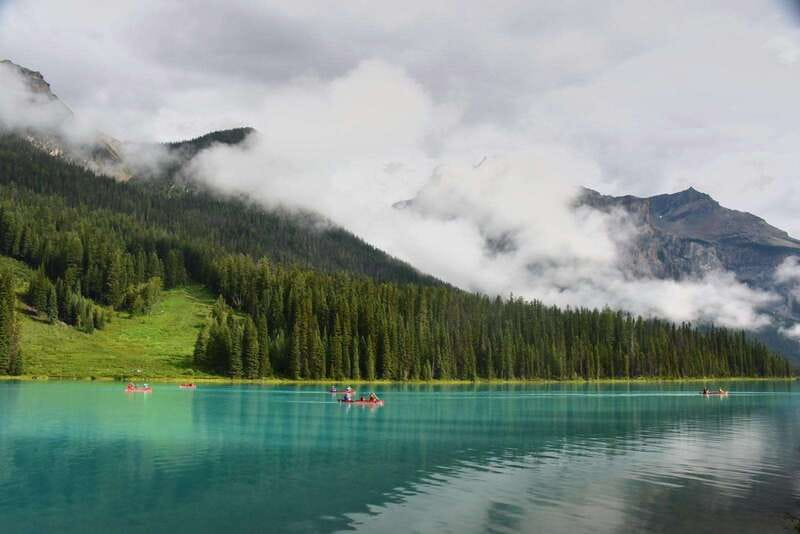 From Calgary: Banff, Moraine Lake and Lake Louise Tour - Banff Avenue break, lunch and downtown views