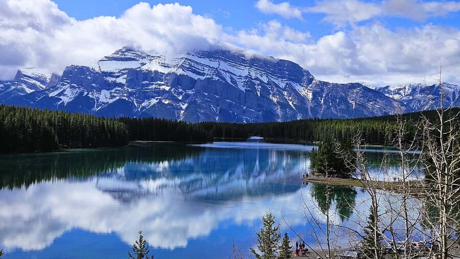 From Calgary/Canmore: Banff National Park Premium Day Trip - Lake Minnewanka in Winter: Turquoise Under Ice
