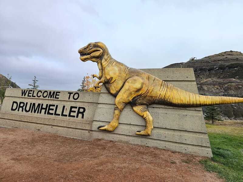 From Calgary: Drumheller Private Tour, Full day sightseeing - Dinosaur Trail, plus Wayne Ghost Town and the T Rex photo stop