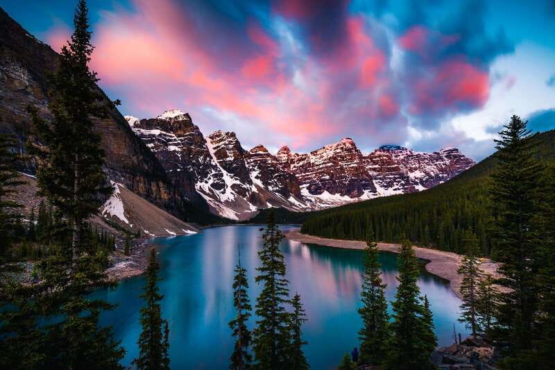 From Canmore/Banff: Moraine Lake Sunrise & Lake Louise Tour - The Moraine Lake pre-dawn setup: blankets, headlamps, hot drinks