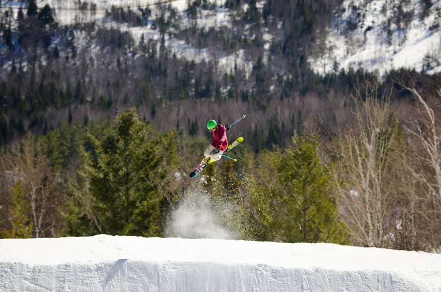 From Montreal: Skiing or Snowboarding Day Trip - From Radisson Metro to the Mountains: how the day starts