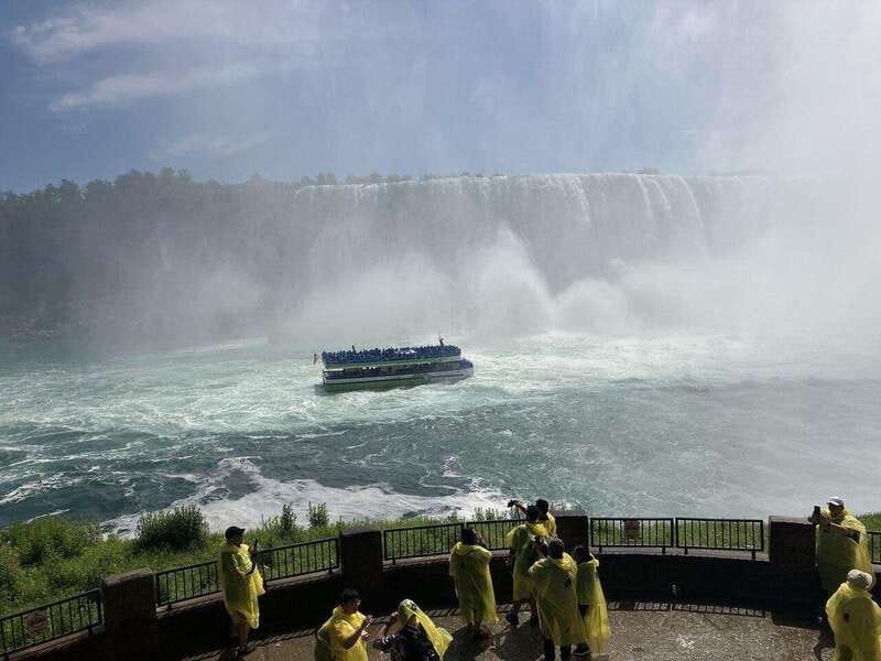 From Niagara Falls Canada Tour Boat, Lunch, Journey, Skylon - The main trade-off: timing, pickup points, and what to do with delays