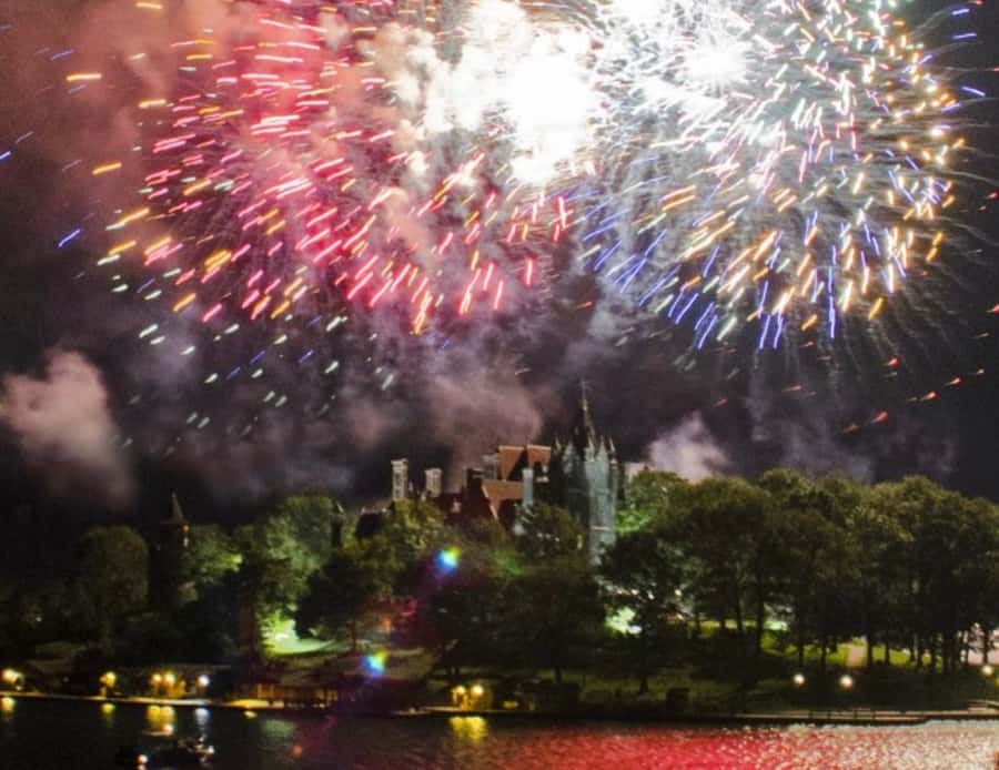 Gananoque: 1000 Islands Fireworks Cruise - The 150-minute cruise rhythm: sitting back without missing the best parts