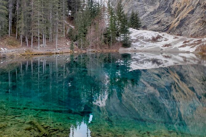 Grassi Lake and Grotto Canyon Hiking Calgary/Canmore/Banff - Grassi Lake in winter: that frozen mirror moment