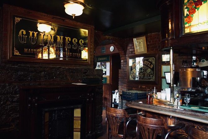 Haunted Montreal Pub Crawl - The guide and storytelling style: what makes it feel alive