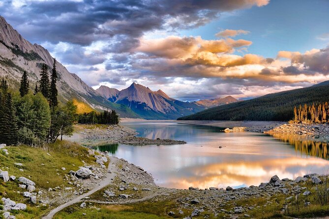 Jasper National Park Tour: Maligne Valley, Medicine Lake and Spirit Island - Maligne Lake and the Spirit Island ride or walk