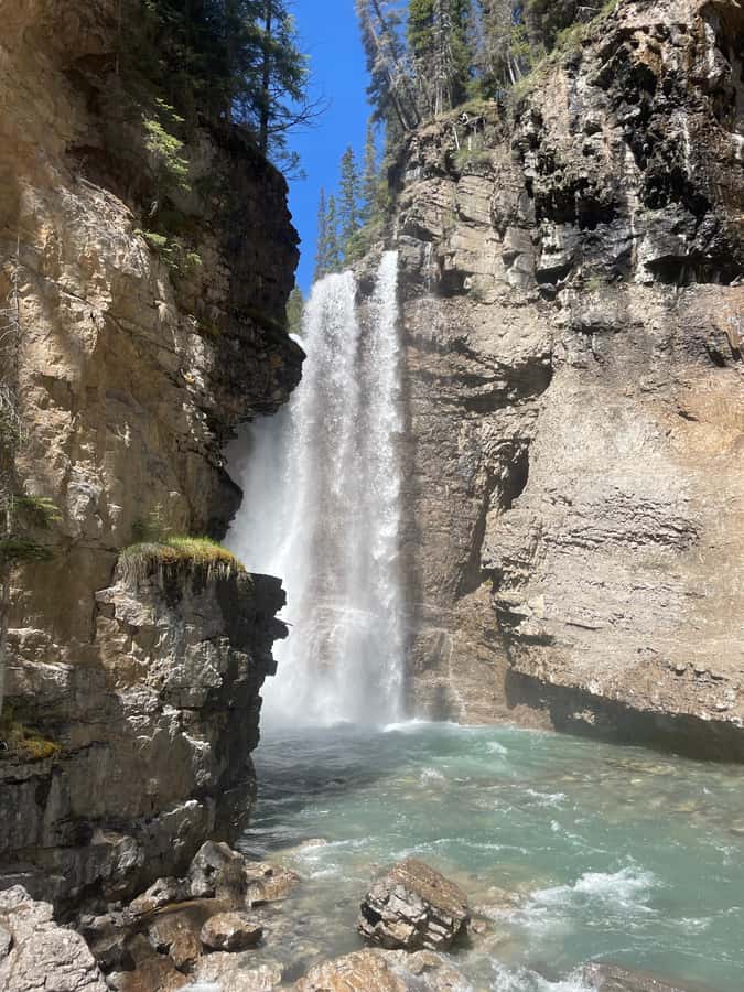 Johnston Canyon: Banff National Park - Meeting in front of Black Swift Bistro: what to do before you step onto the catwalks