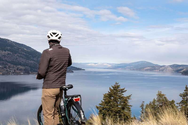 Kelowna: Okanagan Lake Guided E-Bike Tour with Picnic - Meeting at Lakeside Eco-Sports and getting ready for the ride
