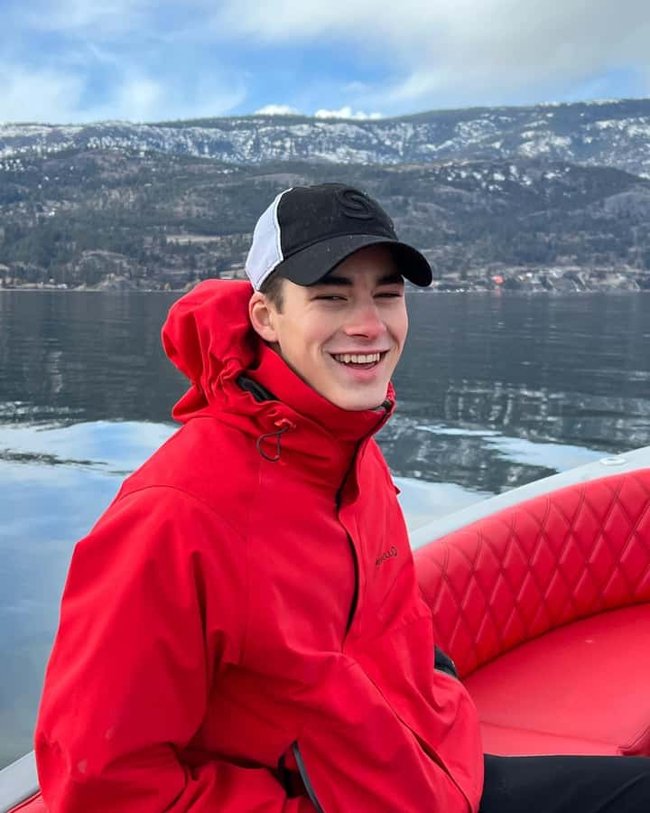 Kelowna: Private Boat Tour with Bluetooth Speaker - Timing your day: sunshine helps, but the point is the hour