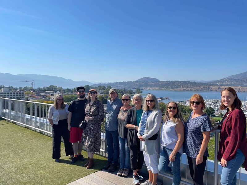 Kelowna: Walking Food Tour with 7 Tastings and 4 Drinks - Dolphins Kelowna and The Bear: short stops that add personality