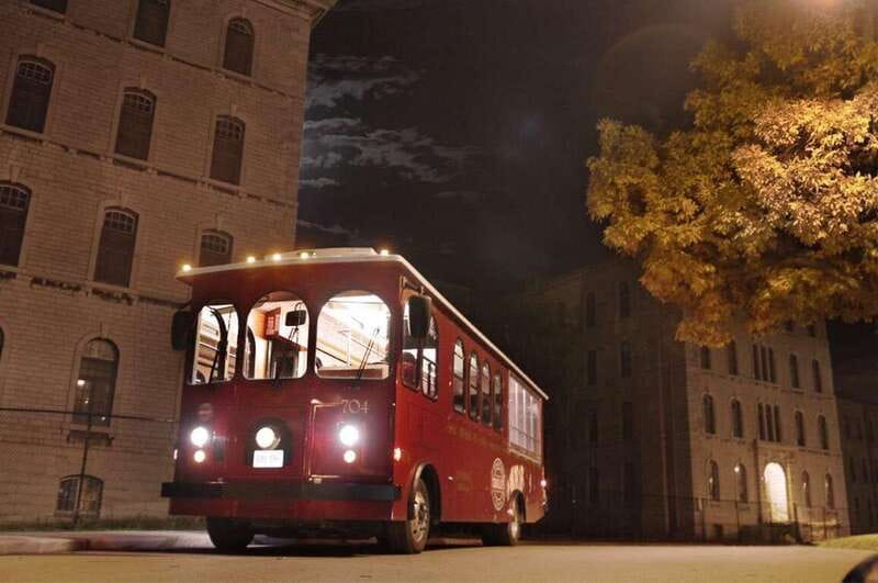 Kingston: Ghosts and Mysteries Trolley Tour - Getting On Board at Ontario St., and Why 90 Minutes Works