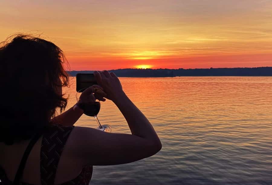 Kingston: Waterfront Sunset Cocktail Cruise - A 2-hour Kingston sunset plan on Lake Ontario