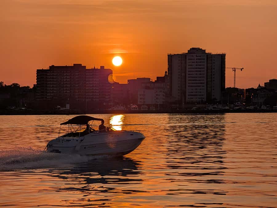 Kingston: Waterfront Sunset Cocktail Cruise - Value check for $40: great idea, plus a few cost surprises