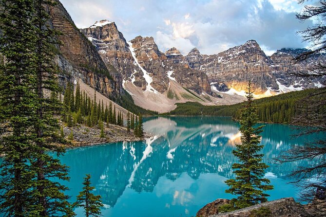 Lake Louise, Moraine Lake, Banff Tour from Calgary/Canmore/Banff - Banff Avenue lunch and shopping: 75 minutes to reset