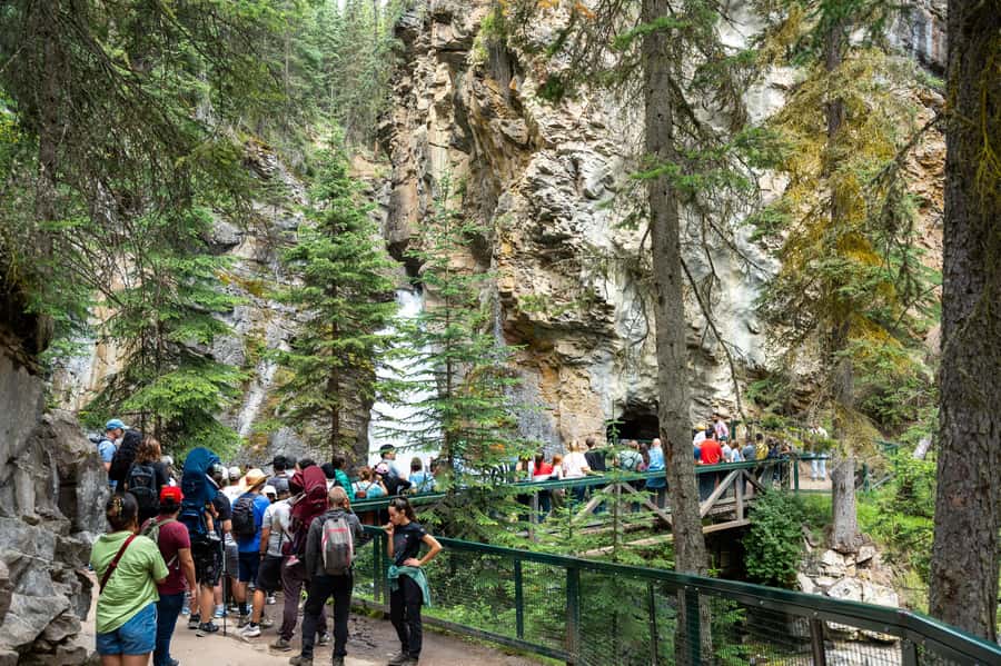Lakes Moraine, Louise, Emerald, Johnston Canyon & Yoho Tour - Emerald Lake and Natural Bridge: short stops, big payoff