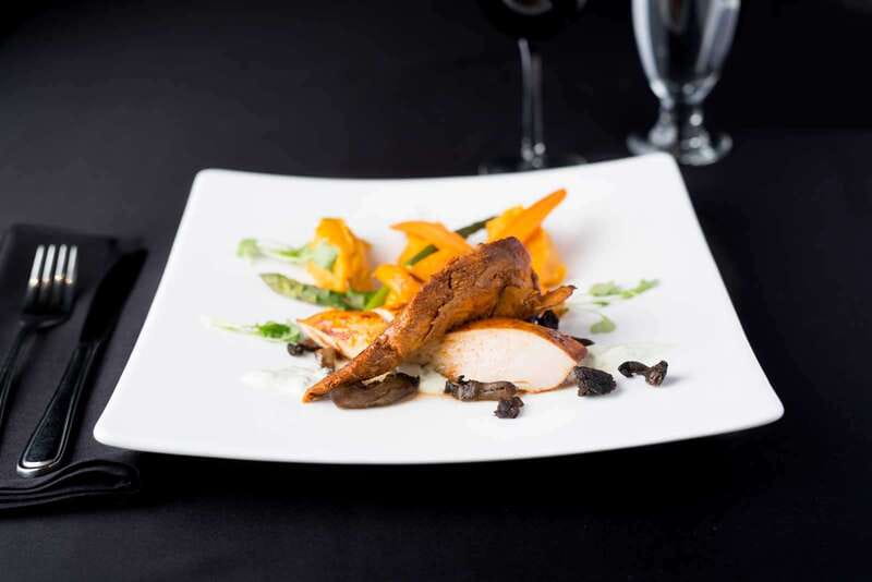 Montréal: 3 or 5-Course Dinner Cruise with DJ & Dancing - Red Carpet upgrade: when paying more actually changes the night