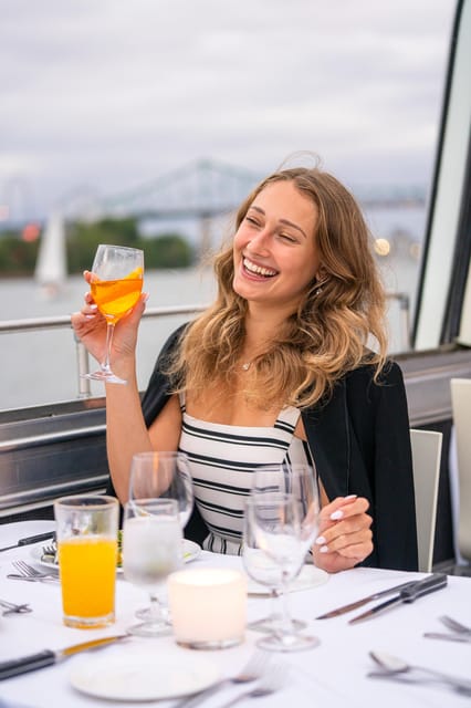 Montreal: Bateau-Mouche Cruise with A La Carte Dinner Option - How the Evening Flows: Service, Tables, and When to Head Up