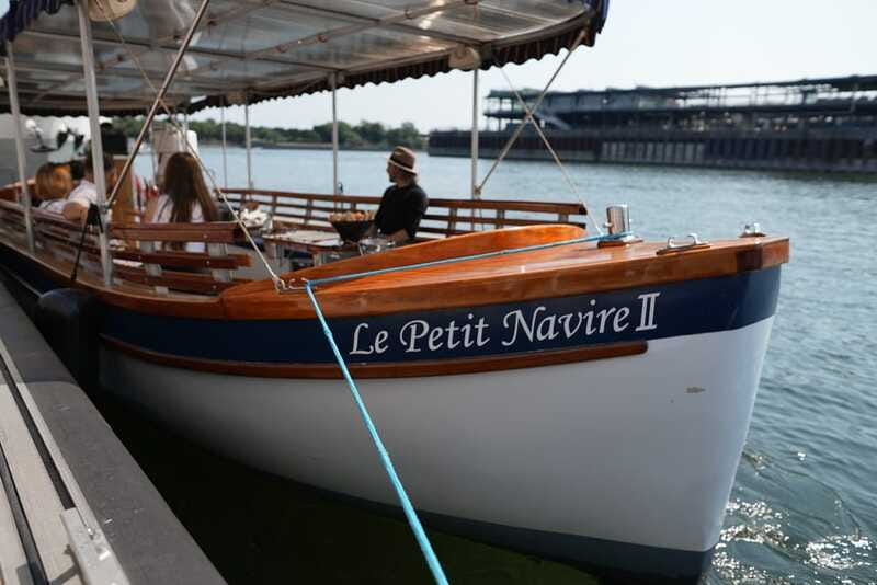 Montreal: Electric Boat Cruise with Onboard Drinks - What the bilingual guide and captain do well on the water