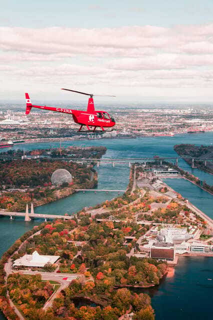 Montreal: Formula 1 Experience Helicopter Flight - The moment you spot Circuit Gilles Villeneuve from the sky