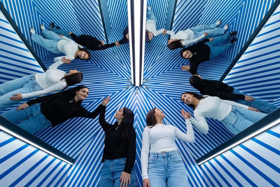 Montreal: Museum of Illusions Entry Ticket - Holograms and Stereograms: Where the Trick Meets the Science