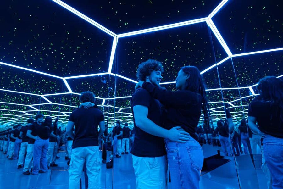 Montreal: Museum of Illusions Entry Ticket - Enter the Tilted Room, Infinity Tunnel, and Vortex-Style Chaos
