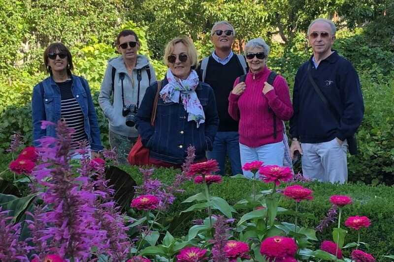 Montreal: Private custom walking tour with a guide - Languages and Accessibility: Practical Comfort Matters