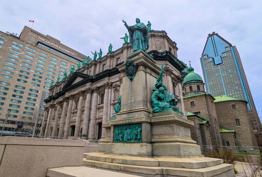 Montreal: Private Walking Tour of Downtown & Underground - Why Downtown Montreal Feels Like Two Cities at Once
