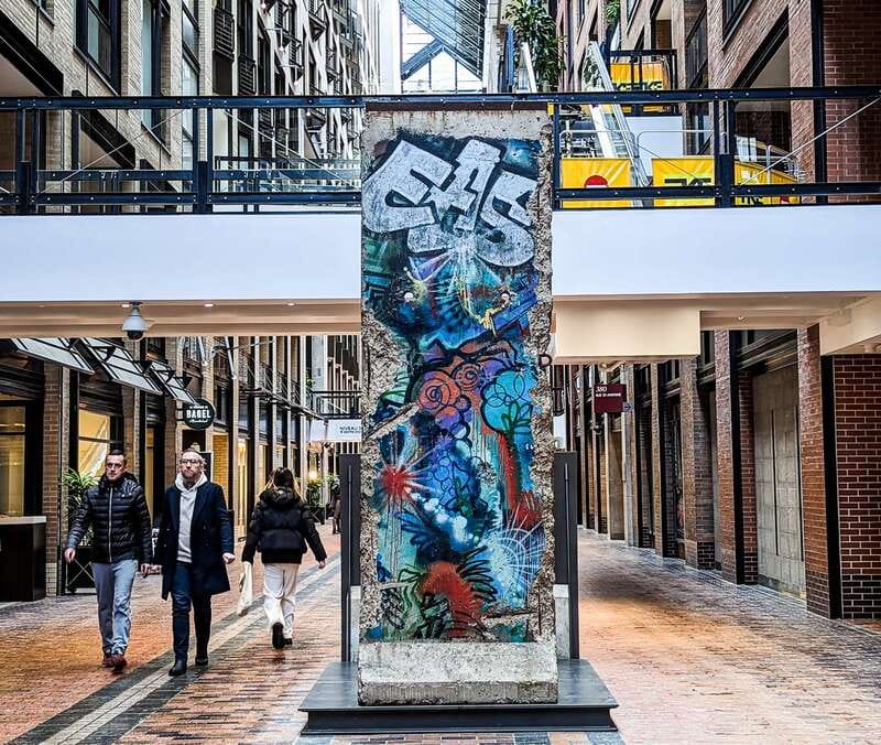 Montreal: RESO Underground City and Downtown Walking Tour - What You See Indoors: Select RESO Passages, Public Art, and Hidden Architecture